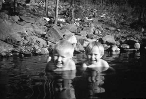 lapset uimassa